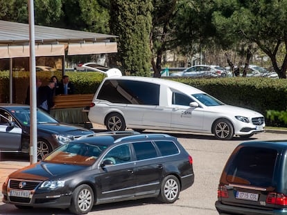 Empleados de la funeraria municipal introducen el féretro de un muerto por coronavirus en un coche, en el tanatorio Sur de Madrid.