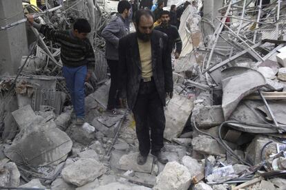 Un hombre camina entre los escombros de un edificio bombardeado en el barrio de Al-Zabadia en Alepo (Siria), 31 de enero de 2014.