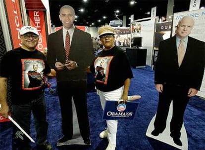 Dos seguidores de Obama se fotografían con los 'displays' de los dos candidatos a la Casa Blanca en San Diego, California.