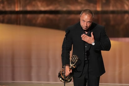 Stephen Graham subió tres veces al escenario a por premios Emmy por 'Adolescencia'. En la foto, con el premio al mejor actor protagonista de miniserie.