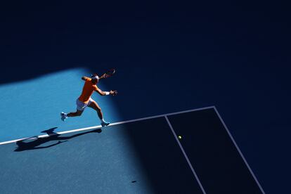 Nadal se dispone a devolver la pelota durante el partido contra Draper.