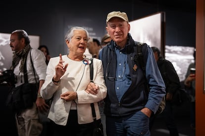 Sebasti?o Salgado y la curadora de arte Llia Wanick Salgado recorren la exposicin.