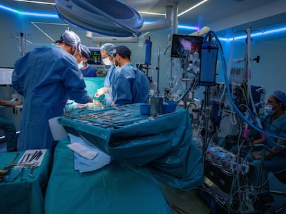 Imagen de una operación de transplante de corazón.
