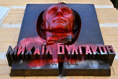 Busto de Mijaíl Bulgákov manchado de pintura roja, junto a la casa natal en Kiev del autor de ‘El maestro y Margarita’, sede del Museo Mijaíl Bulgákov.