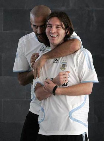 Verón abraza a Messi en el hotel de la selección argentina.