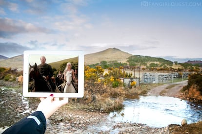 Esta escena de 'Juego de Tronos', en la que Daenerys, Jorah Mormont y los Dothraki se dirigen hacia Vaes Dothrak, fue rodada en Sandy Brae, en la región de Mourne Mountains, enclave del interior de Irlanda del Norte.