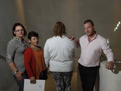 Ana Serezade, Eugenia Potes, Alejandra (de espaldas) y Nicolás Cabezas, usuarios de Reincorpora
