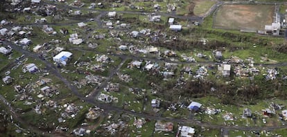 Vista de una zona devastada por el paso del huracán María en Toa Alta (Puerto Rico).