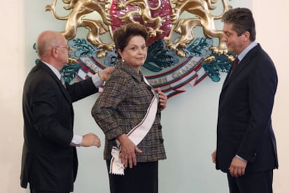 Rousseff recibe una condecoracin de manos del presidente de Bulgaria, Georgi Parvanov (derecha), en una visita al pas el mircoles.