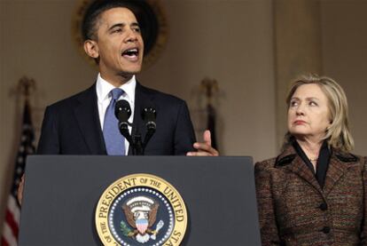 Barack Obama, junto a Hillary Clinton, en un momento sobre su discurso referente a la situación en Libia.