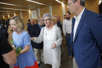 Maixabel Lasa, viuda de Jáuregui, flanqueada por Markel Olano y Eider Mendoza en el homenaje de las Juntas de Gipuzkoa.