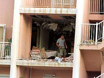 Un agente judicial inspecciona el apartamento donde estall la bomba.