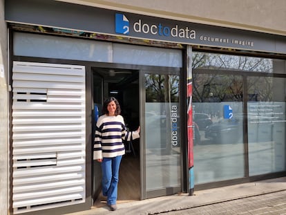 Tània Sagaste, en la puerta de la sede de Doctodata, que adquirió hace tres semanas. 