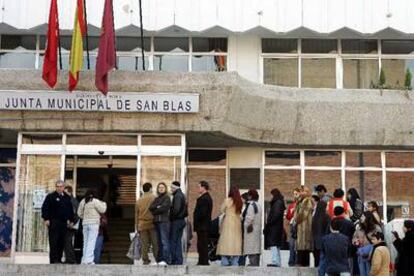 Colas en la junta municipal de San Blas, en Madrid, para solicitar el certificado de empadronamiento.