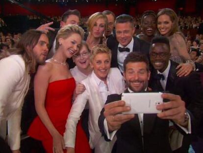 Vista desde &#039;fuera&#039; del ya famos&iacute;simo &#039;selfie&#039; de la noche de los Oscar. / 