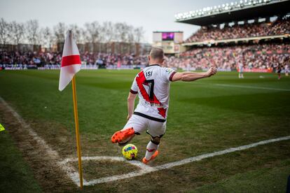 El jugador del Rayo Isi Palazón saca durante el partido de liga contra el Sevilla, que se ha jugado este domingo 19 de febrero en el estadio de Vallecas.