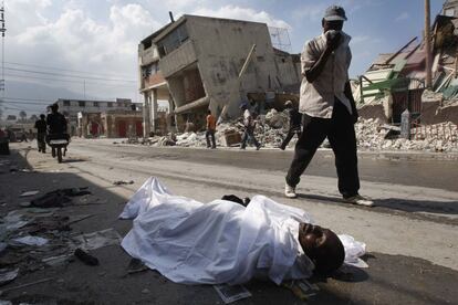 El cadáver de un hombre yace en una calle de Puerto Príncipe cuando ya había transcurrido más de una semana del terremoto (20/01/2010)