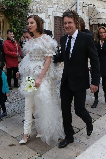 Anna Mouglalis. Con pantalón también se casó la actriz francesa, con el empresario australiano Vincent Raes en la localidad francesa de Saint Paul de Vence. Eso sí, los suyos, de cuero, los cubrió con un vestido alta costura de Chanel, de la colección primavera-verano 2013 de la maison. 