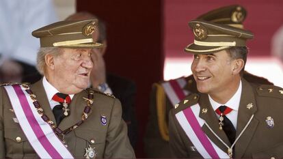 3 de junio de 2014. Don Juan Carlos y el príncipe Felipe durante una ceremonia en San Lorenzo de El Escorial (Madrid), tras la abdicación del Rey.