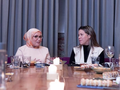 A la derecha, Jessica Klejman junto a la Concejala en el Ayuntamiento de Madrid, Maysoun Douas, en una de las cenas de Leaders Night en Madrid.