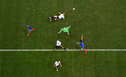 Griezmann y Giroud celebran el segundo gol de Francia ante cuatro futbolistas alemanes