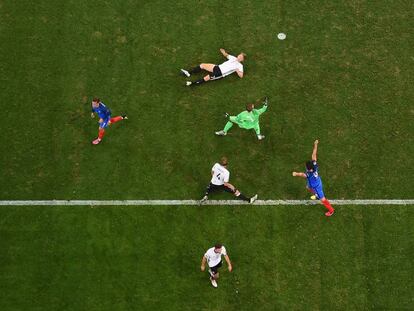 Griezmann y Giroud celebran el segundo gol de Francia ante cuatro futbolistas alemanes