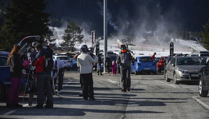 Esquiadors arriben a l'estació de La Molina el primer cap de setmana sense confinament comarcal.
