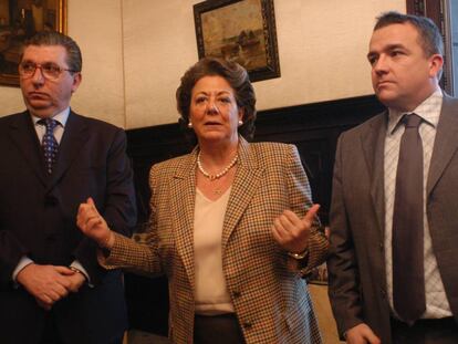 Jos&eacute; Salinas (izquierda), con Rita Barber&aacute; y Michel Bonnefous en 2004.