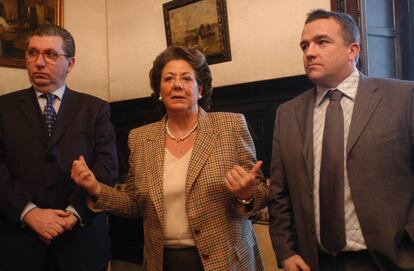 José Salinas (izquierda), con Rita Barberá y Michel Bonnefous en 2004.