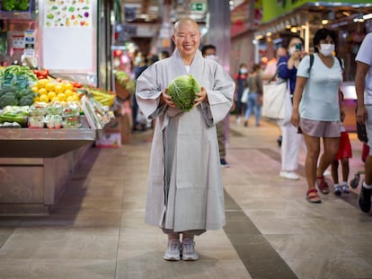Jeong Kwan, cocinera coreana, visita y hace la compra el sábado pasado en el Mercado de Maravillas de Madrid.