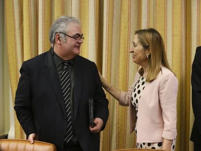 Feliu-Joan Guillaumes, presidente de la comisión de investigación del Alvia, y Ana Pastor, presidenta de la Cámara.