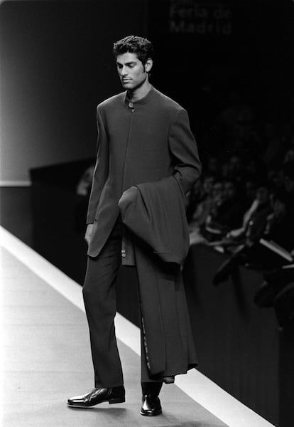 Uno de los diseños para hombre de Pedro del Hierro, en la pasarela Cibeles, en una imagen de 1997. La marca se encargó de idear el traje que los jugadores de la selección española de fútbol lucieron en el Mundial de Brasil de 2014.