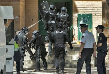 Miembros de la polic&iacute;a acceden al edificio donde se ha producido el tiroteo.