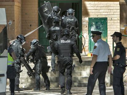 Miembros de la polic&iacute;a acceden al edificio donde se ha producido el tiroteo.