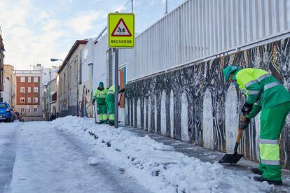 Empleados municipales limpian de nieve las inmediaciones del del colegio Lope de Vega.