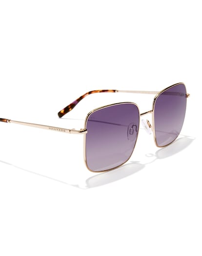Con lentes en un suave tono morado y montura metálica dorada, estas gafas de sol de Hawkers proponen una combinación de colores poco habitual y un estilo cosmopolita de inspiración retro.