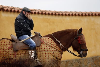 El mayoral, el que conoce las reatas de la ganadería, mide la bravura en el caballo.