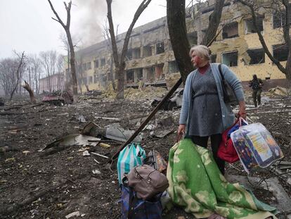 Una mujer, tras abandonar la maternidad de Mariupol que fue bombardeada el miércoles por las fuerzas rusas que ocupan Ucrania.