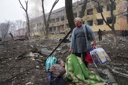 Una mujer, tras abandonar la maternidad de Mariupol que fue bombardeada el miércoles por las fuerzas rusas que ocupan Ucrania.