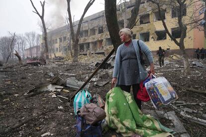 Una mujer, tras abandonar la maternidad de Mariupol que fue bombardeada el miércoles por las fuerzas rusas que ocupan Ucrania.