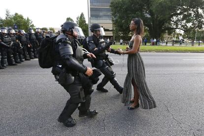 Imagem ganhadora na categoria 'Temas Contemporâneos', captada pelo fotógrafo da agência Reuters Jonathan Bachman. A imagem mostra a jovem ativista Ieshia Evans, pouco antes de ser detida durante um protesto contra o racismo e a violência policial em Baton Rouge, Louisiana (EUA).