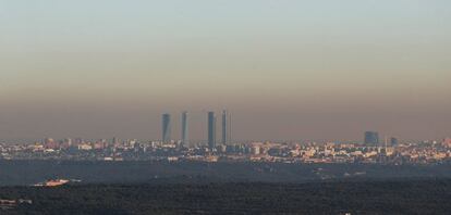 Nube de polucion sobre Madrid, tomada desde Torrelodones.