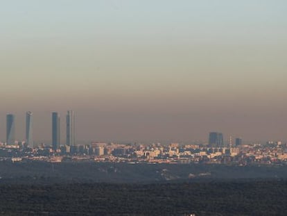 Nube de polucion sobre Madrid, tomada desde Torrelodones.