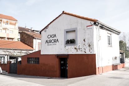 Entrada y fachada de Casa Aurora, local fundado en 1954, en la calle de Sporting, en Gijón.