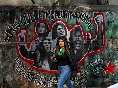 Jovem passa em frente a um grafite alusivo ao XXXIV Encontro Nacional de Mulheres da Argentina, ocorrido em outubro.