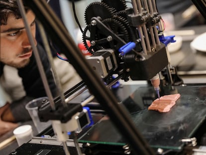 Una impresora 3D elabora un filete vegano, bajo la atenta mirada de un estudiante de la Escuela de Cocina de Barcelona, el 25 de febrero de 2020.