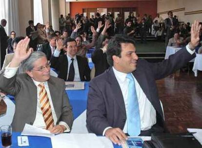 Diputados de la oposición destituidos por interferir en la consulta, reunidos en un hotel de Quito