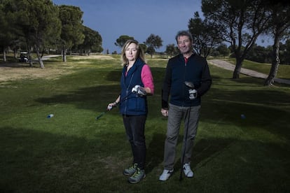 Isabel Cardo y Francisco Valle se disponen a jugar al golf en el campo de la urbanizacin. Son de Palencia y se hospedan en el hotel para participar en un torneo el fin de semana.