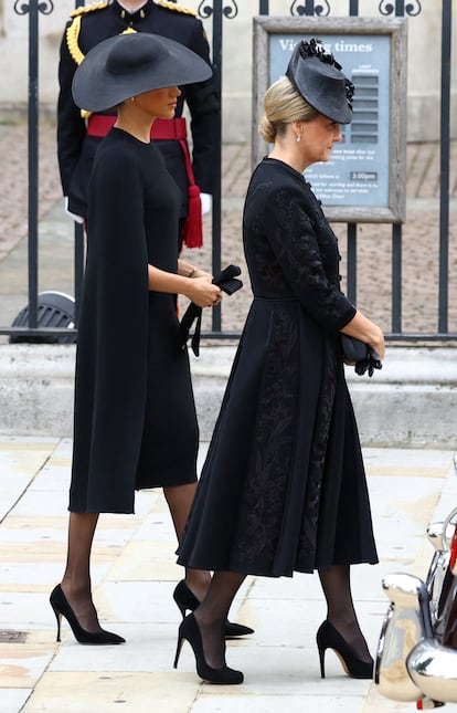 Meghan Markle, esposa del príncipe Harry, llega a la Abadía de Westminster con Sophie, la condesa de Wessex, esposa del príncipe Eduardo, el cuarto y último hijo de la reina.