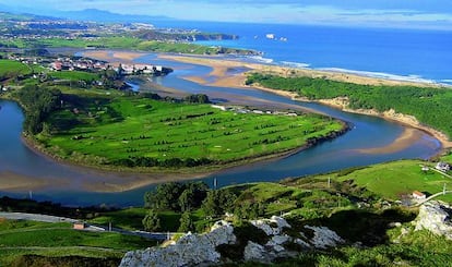 Desembocadura del Pas y dunas de Liencres vistas desde el monte La Picota.